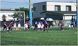 子供達がサッカーをしている写真