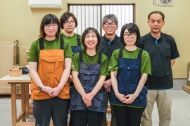 スタッフ6人が並んでいる写真