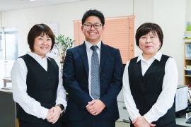 スタッフ3人が並んでいる写真