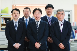 スタッフ5人が並んでいる写真