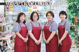 スタッフ4人が並んでいる写真