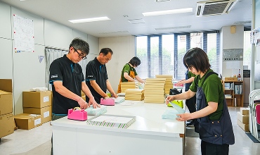 ラッピングしているスタッフ達の写真