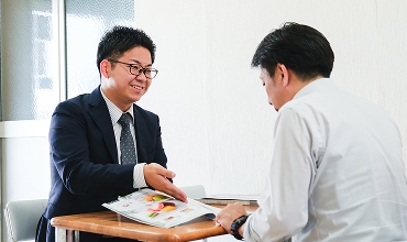 カタログを手にお客様へご提案している写真