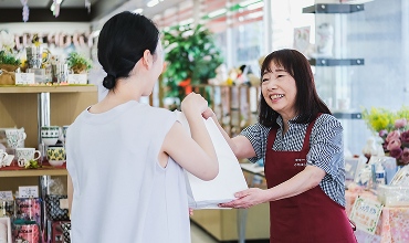 商品をお客様へ手渡ししている写真